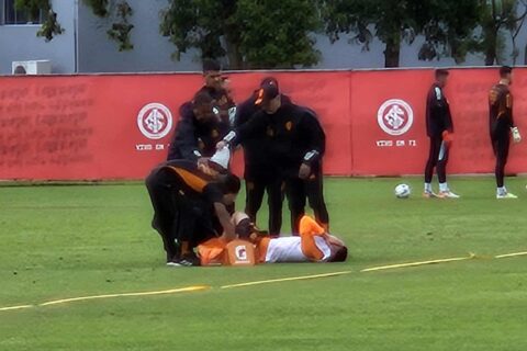 Bustos sai de treino com dores no tornozelo e preocupa Internacional