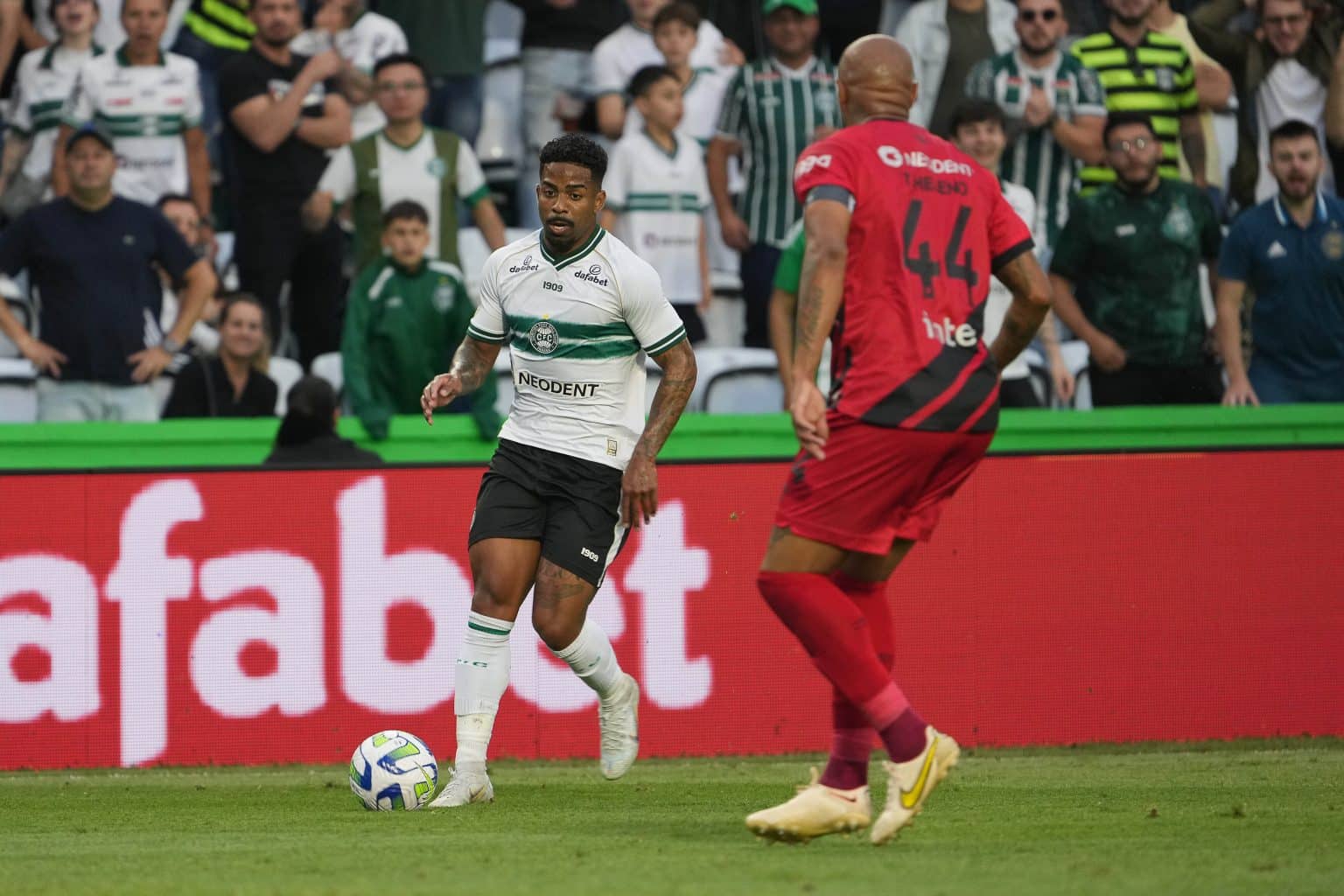 Torcida do Coritiba rebate provoca&ccedil;&atilde;o ap&oacute;s vit&oacute;ria no cl&aacute;ssico: &ldquo;Posta o placar agora&rdquo;