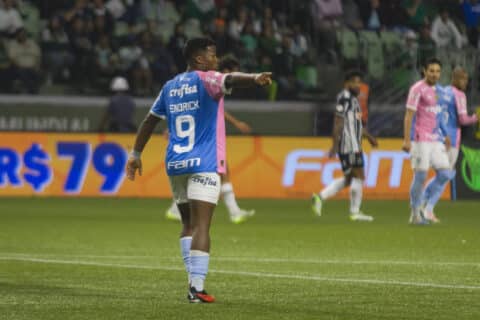 Palmeirenses fazem compara&ccedil;&atilde;o curiosa entre Rony e Endrick: &ldquo;Jogam esportes diferentes&rdquo;