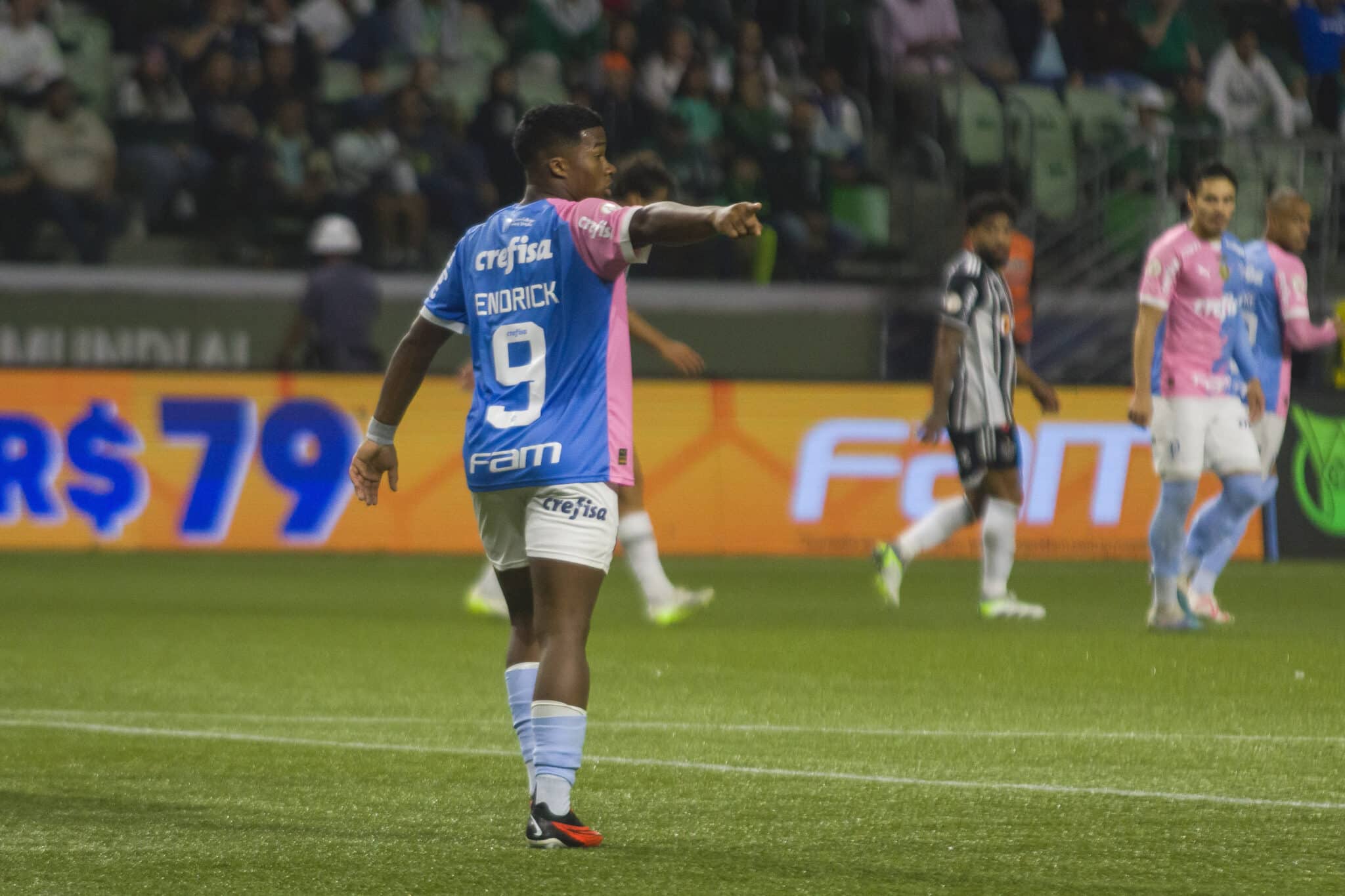 Palmeirenses fazem compara&ccedil;&atilde;o curiosa entre Rony e Endrick: &ldquo;Jogam esportes diferentes&rdquo;