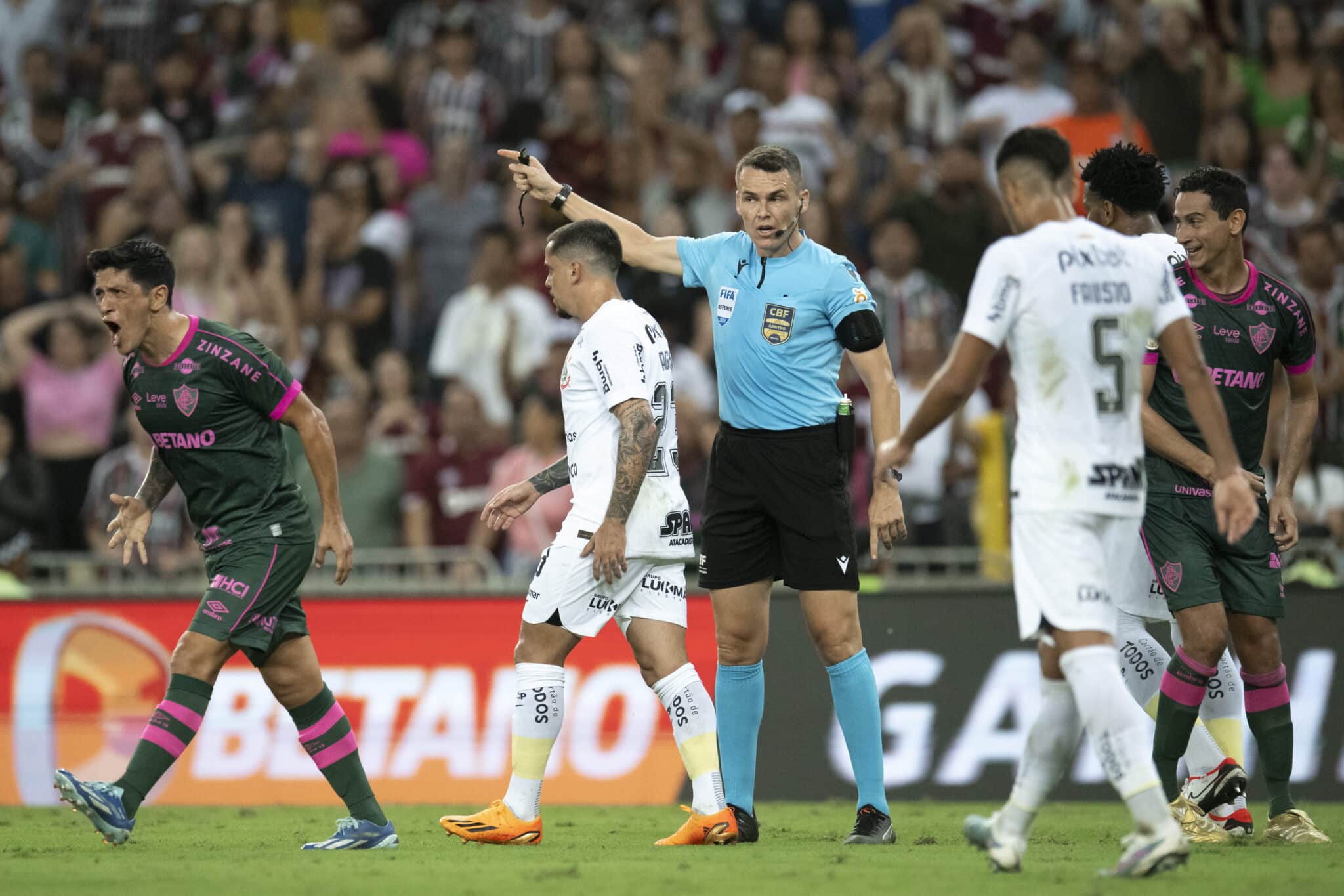 Fluminense: torcida se revolta com divulga&ccedil;&atilde;o de &aacute;udio do VAR em lance pol&ecirc;mico: &ldquo;era penal&rdquo;