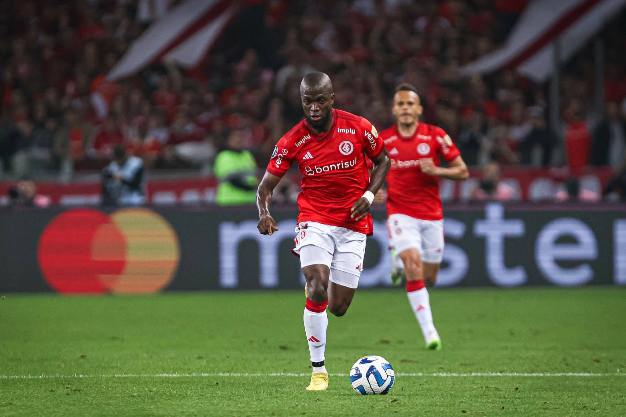 Internacional lan&ccedil;a nota de rep&uacute;dio &agrave;s ofensas racistas sofridas por Enner Valencia