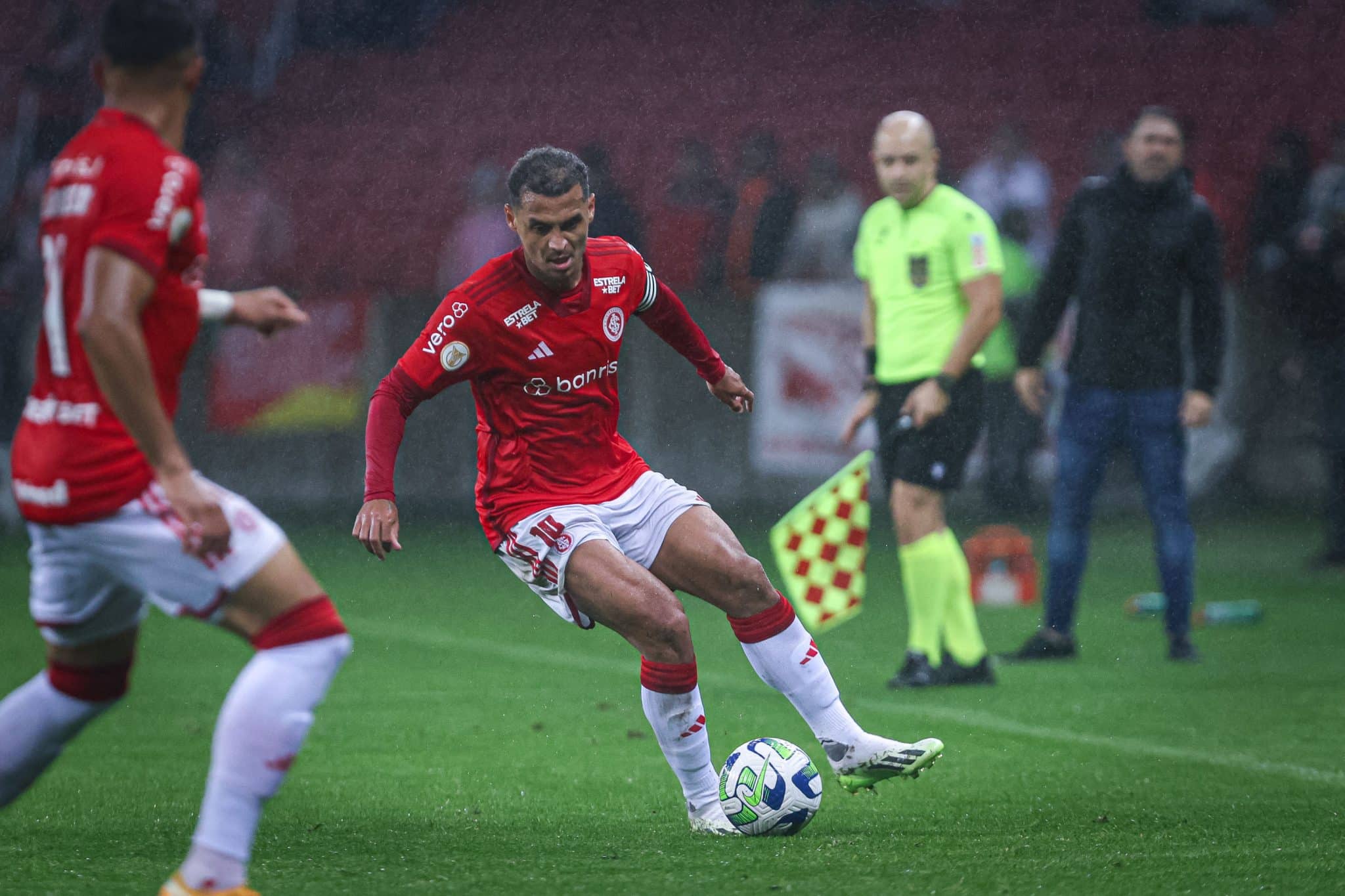 Que isso? Padre torcedor do Internacional, entra em discuss&atilde;o com torcida do Gr&ecirc;mio