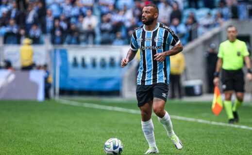 Gr&ecirc;mio est&aacute; escalado para enfrentar o Flamengo com tr&ecirc;s zagueiros e retorno de Jo&atilde;o Pedro Galv&atilde;o