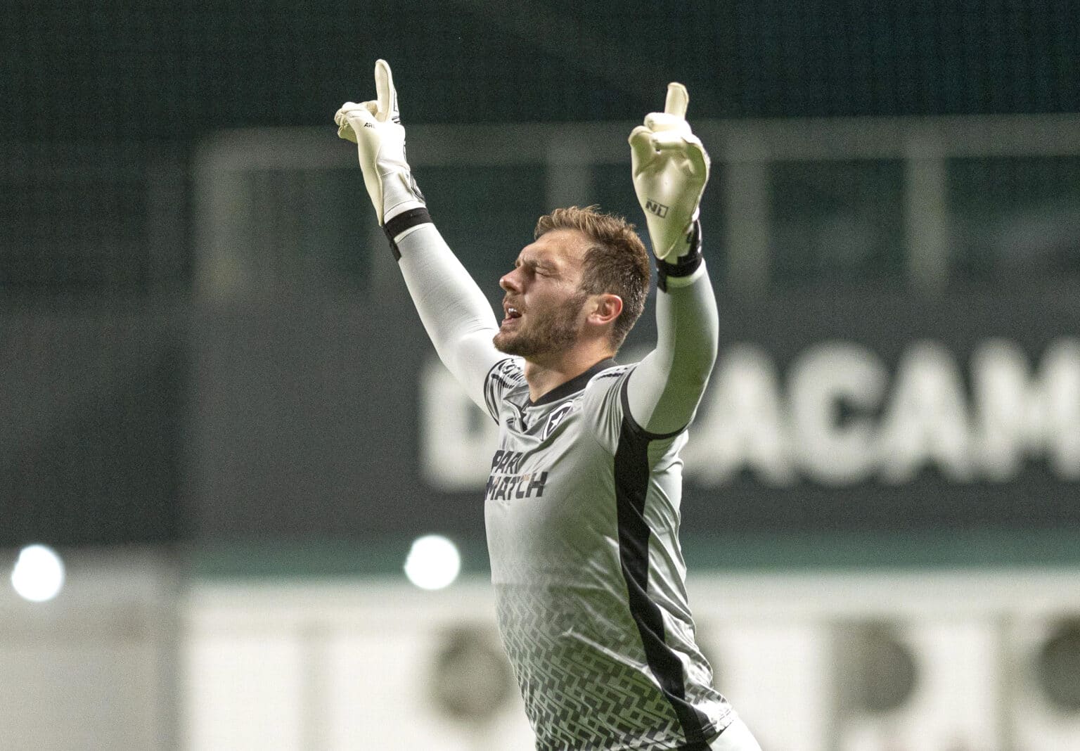 Lucas Perri marca &ldquo;gola&ccedil;o&rdquo; em vit&oacute;ria do l&iacute;der Botafogo diante do Am&eacute;rica-MG