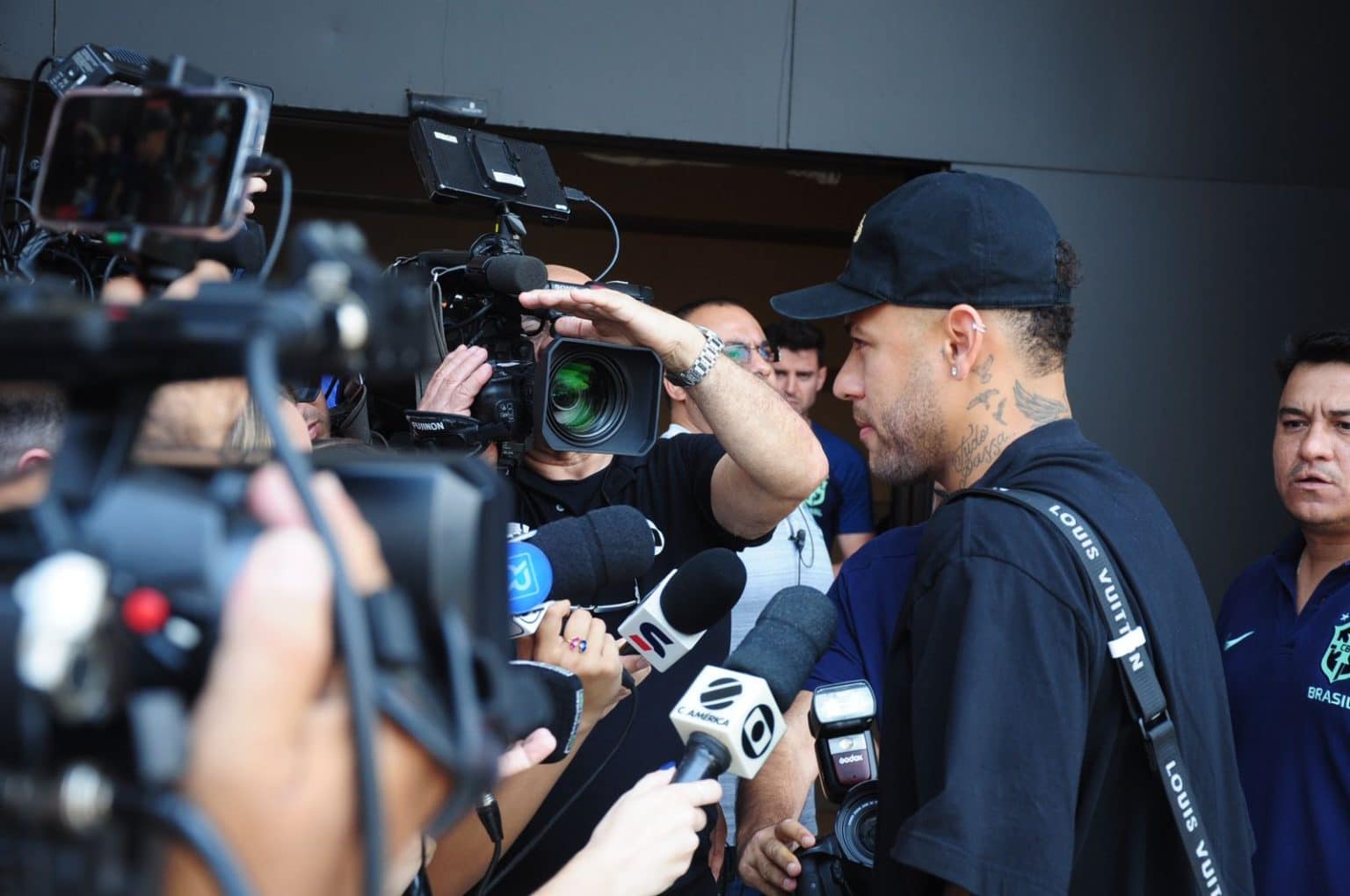&Uacute;ltimo a chegar, Neymar se apresenta &agrave; Sele&ccedil;&atilde;o e brinca: &lsquo;Calor &eacute; na Ar&aacute;bia&rsquo;