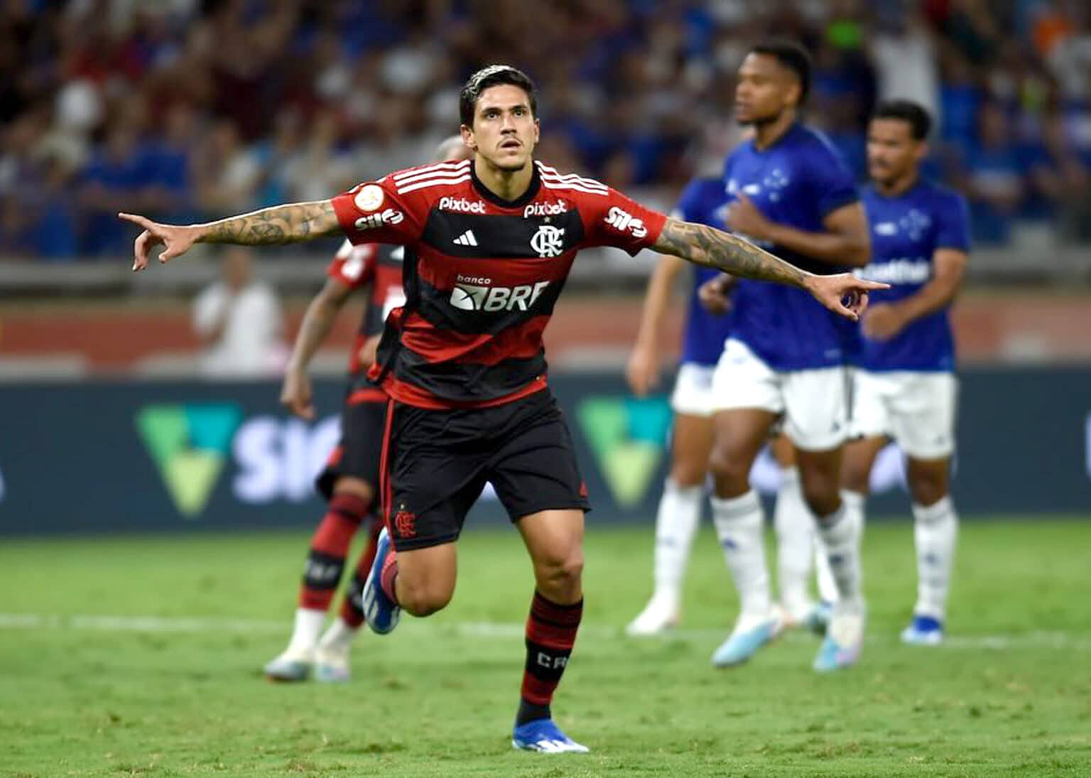Torcida do Flamengo se declara a Pedro ap&oacute;s vit&oacute;ria contra o Cruzeiro: &ldquo;Te amo queixada&rdquo;