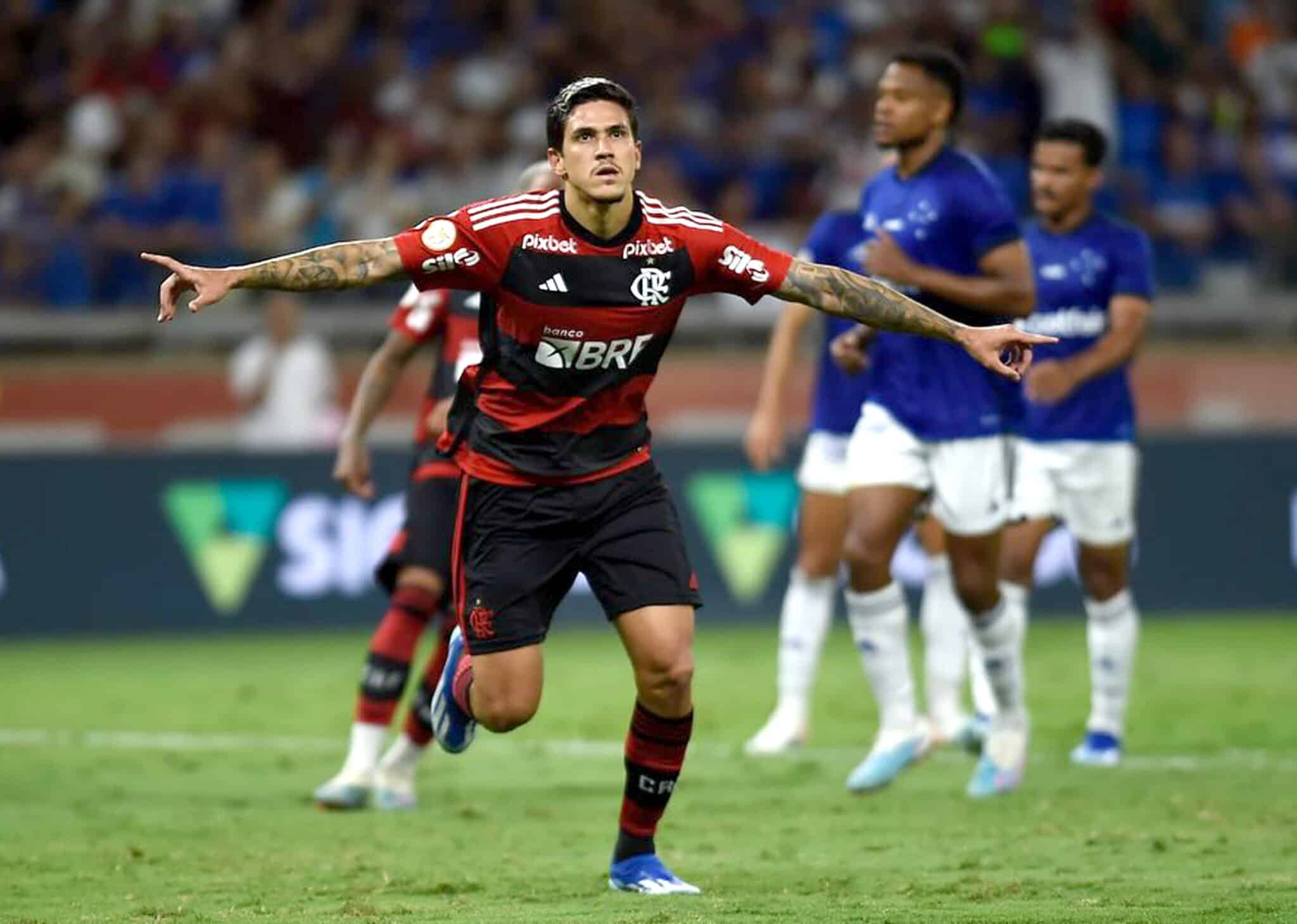 Torcida do Flamengo se declara a Pedro ap&oacute;s vit&oacute;ria contra o Cruzeiro: &ldquo;Te amo queixada&rdquo;