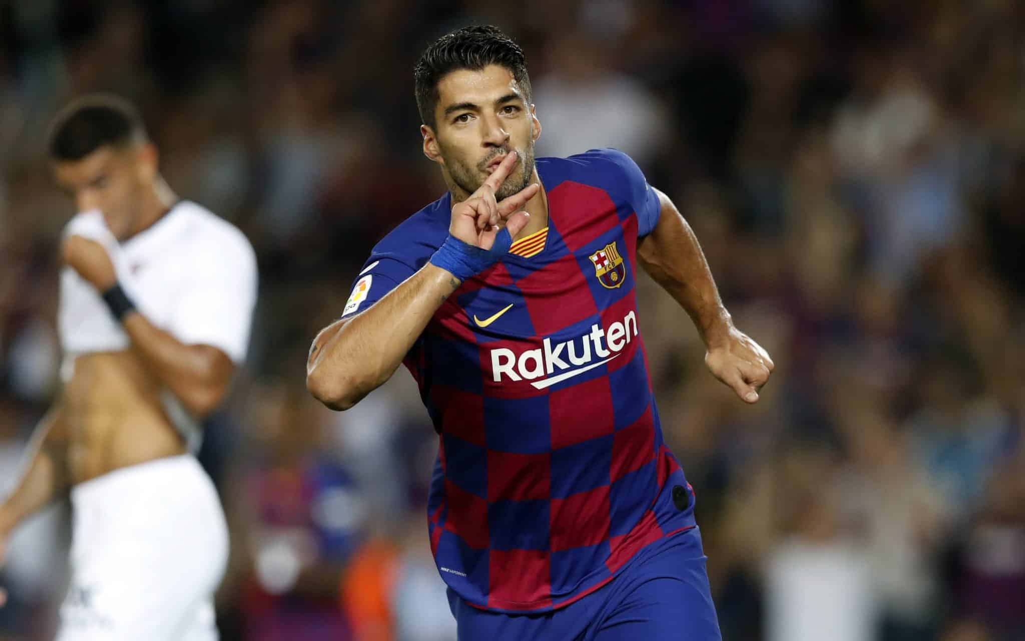 Suárez viaja a Barcelona para tirar cidadania espanhola e atrasa reapresentação no Grêmio