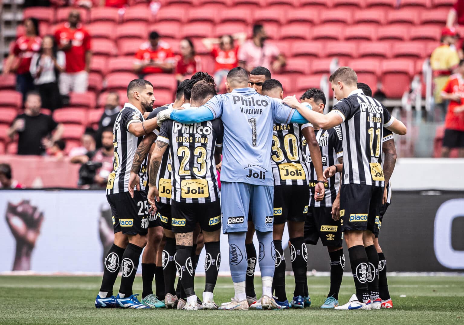 Página oficial do Santos esconde goleada sofrida para o Inter e internet não perdoa: “quanto foi?”