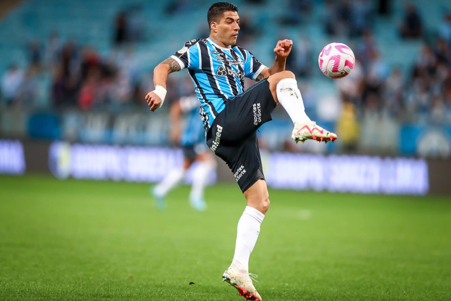 Gremistas elogiam desempenho de Suárez, mas lamentam momento do time: “Merecia um elenco melhor”