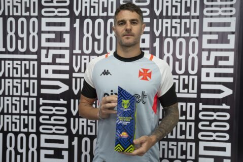 Vegetti, do Vasco, recebe prêmio da CBF e faz doação para instituto da Cidade de Deus