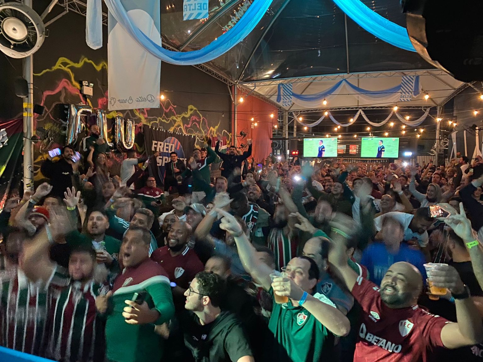 Torcida do Fluminense se re&uacute;ne em v&eacute;spera de decis&atilde;o e lota bares em Porto Alegre