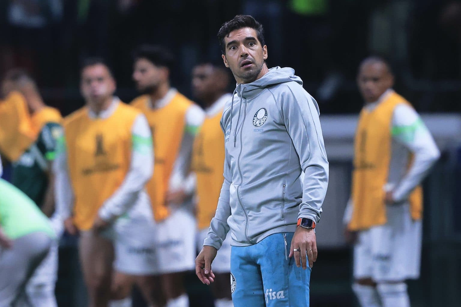 &ldquo;Na conta do Abel&rdquo;: torcedores do Palmeiras atribuem elimina&ccedil;&atilde;o na Libertadores ao t&eacute;cnico portugu&ecirc;s