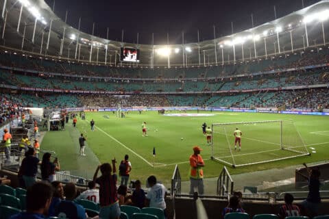 Homem com camisa de organizada do Vit&oacute;ria &eacute; agredido por dois torcedores do Bahia