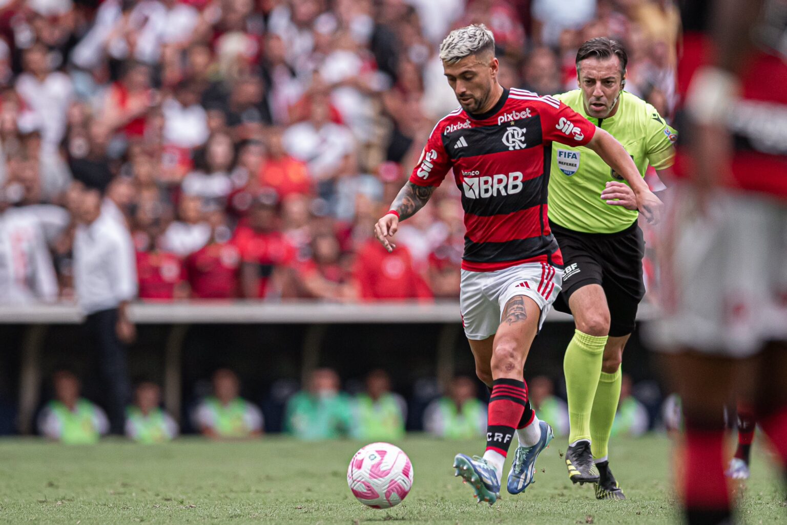 Arrascaeta quer Flamengo na briga pelo t&iacute;tulo do Brasileir&atilde;o: &ldquo;Temos que lutar at&eacute; o final&rdquo;