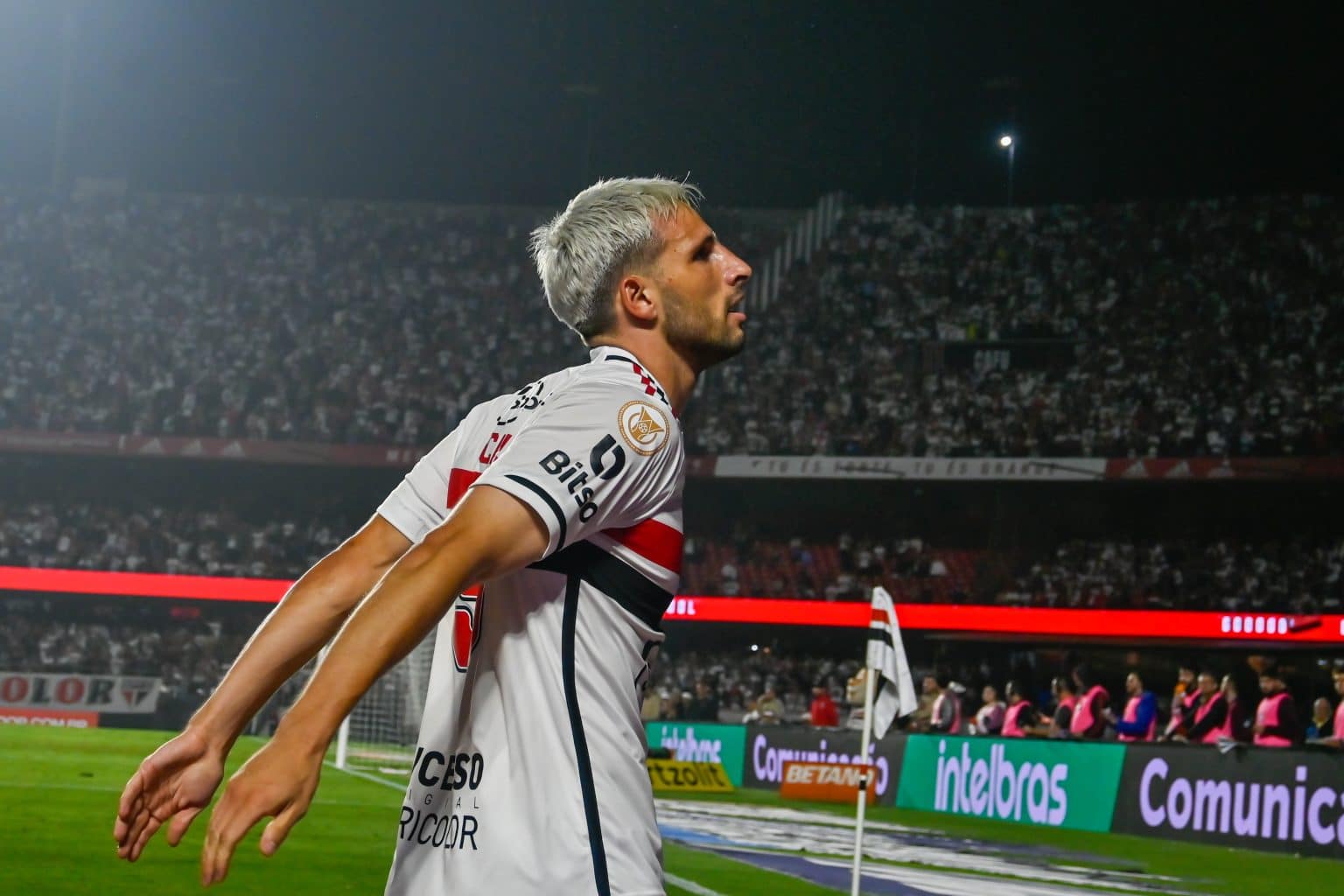 Calleri &eacute; submetido a cirurgia e s&atilde;o-paulinos enviam mensagens de apoio: &ldquo;volta logo, &iacute;dolo&rdquo;