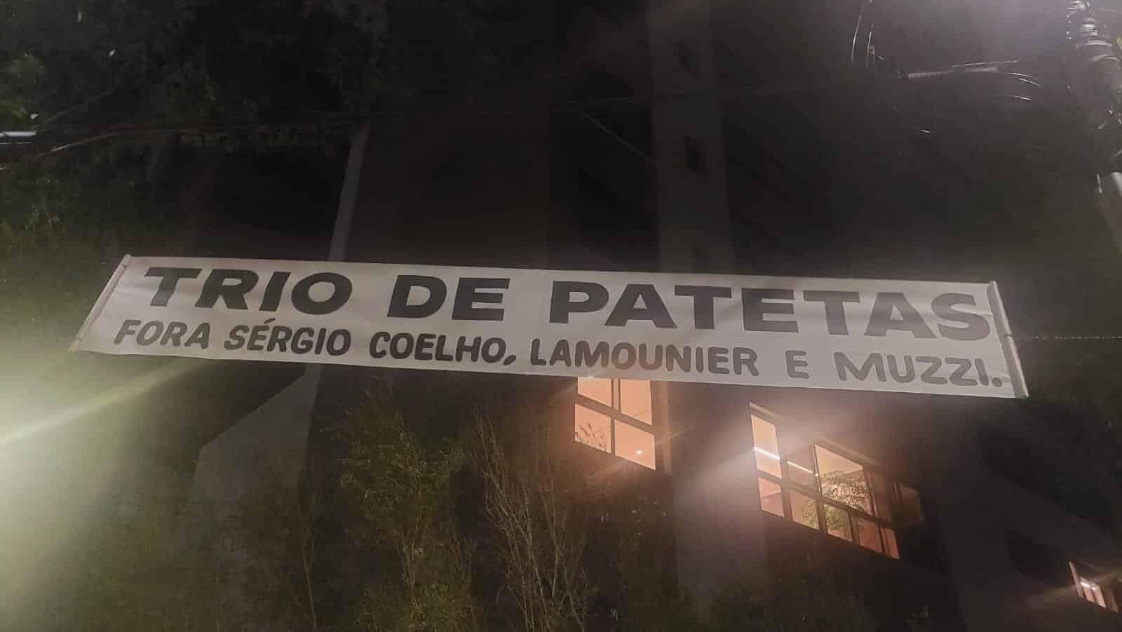 Diretoria do Atl&eacute;tico-MG &eacute; alvo de faixas de protesto: 'Trio de patetas'