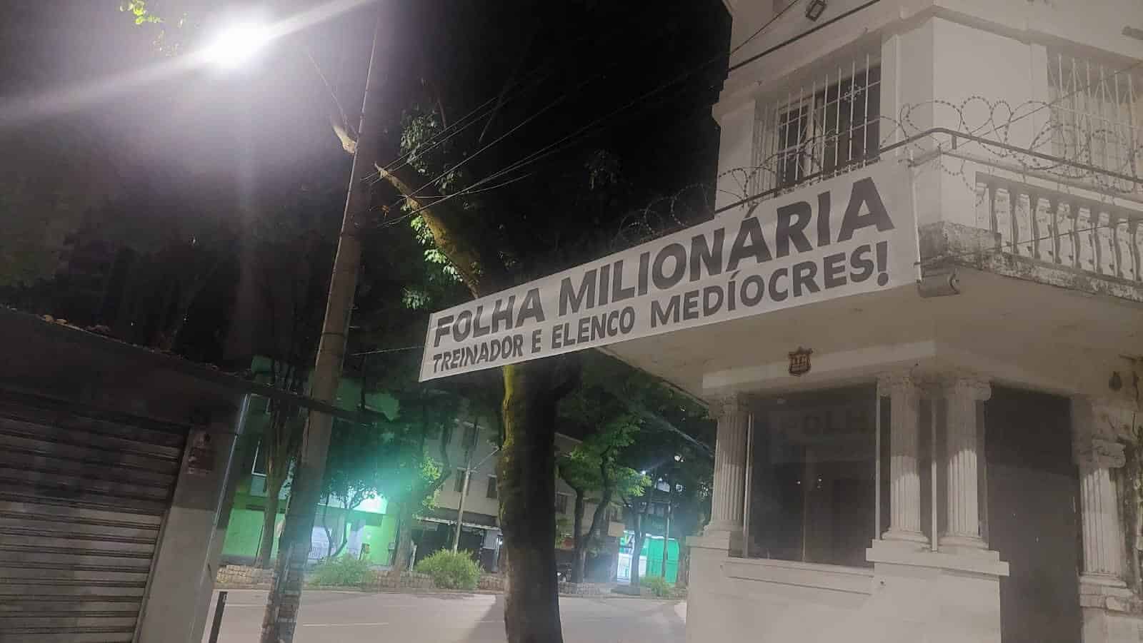 Diretoria do Atl&eacute;tico-MG &eacute; alvo de faixas de protesto: 'Trio de patetas'