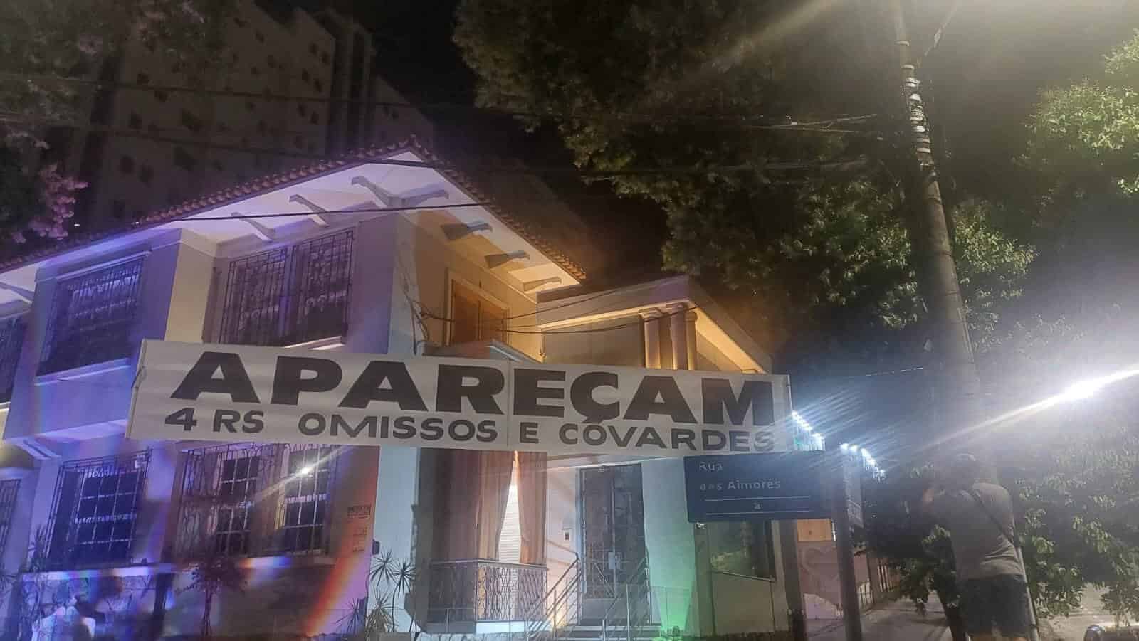 Diretoria do Atl&eacute;tico-MG &eacute; alvo de faixas de protesto: 'Trio de patetas'