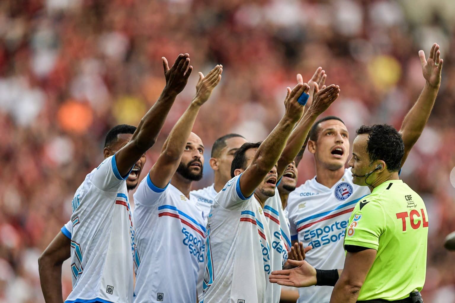 Flamengo x Bahia: ex-&aacute;rbitros concordam com p&ecirc;nalti e expuls&atilde;o de Kanu