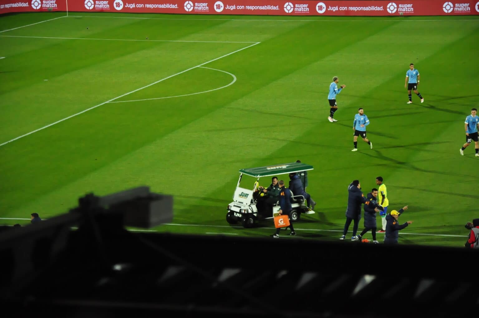 Neymar deixa o campo com dores no joelho esquerdo e preocupa a Sele&ccedil;&atilde;o