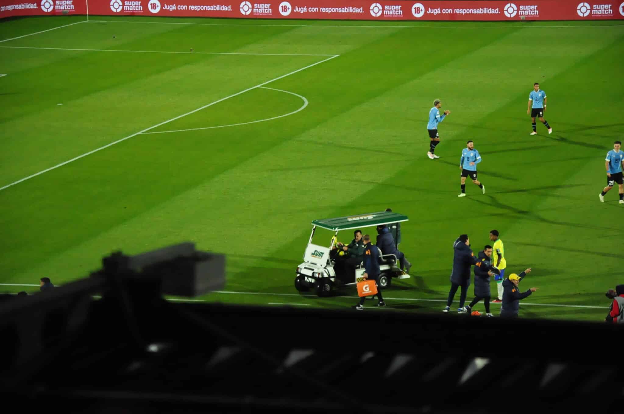 Neymar deixa o campo com dores no joelho esquerdo e preocupa a Sele&ccedil;&atilde;o