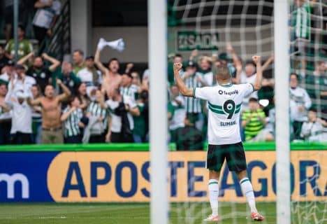 Slimani defende Brasileir&atilde;o ao discutir com jornalistas argelinos: &ldquo;Deveriam respeitar&rdquo;