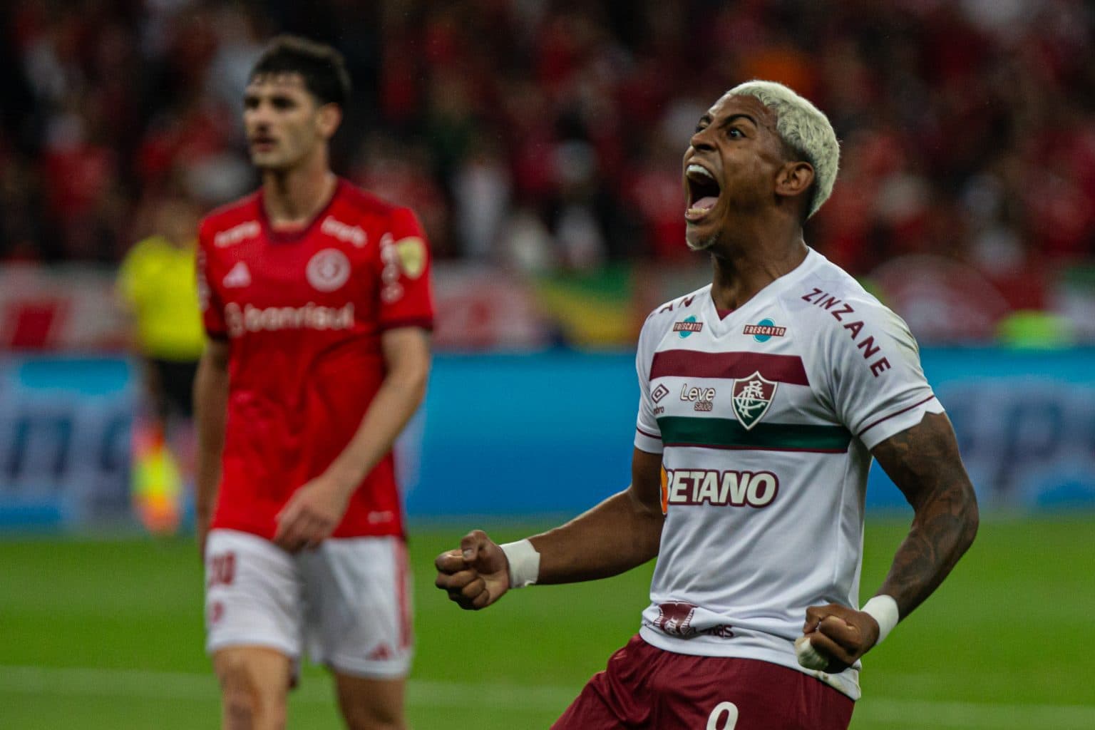 Her&oacute;i do Fluminense contra o Inter, John Kennedy &eacute; exaltado por Diniz e torcida
