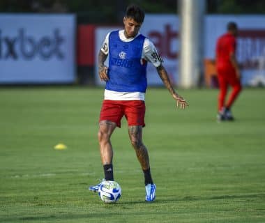 Pulgar se reapresenta ao Flamengo antes do previsto e est&aacute; &agrave; disposi&ccedil;&atilde;o na estreia de Tite
