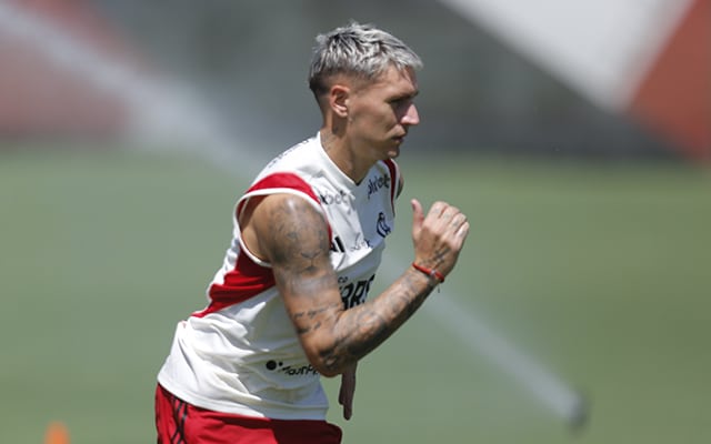 Varela retorna contra o Corinthians, e Flamengo volta a ter três laterais à disposição